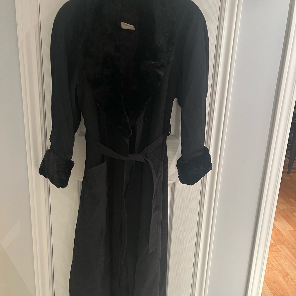 Women’s Black 100% Wool Plush-Trim Coat - Luxurious Lounge Coat
